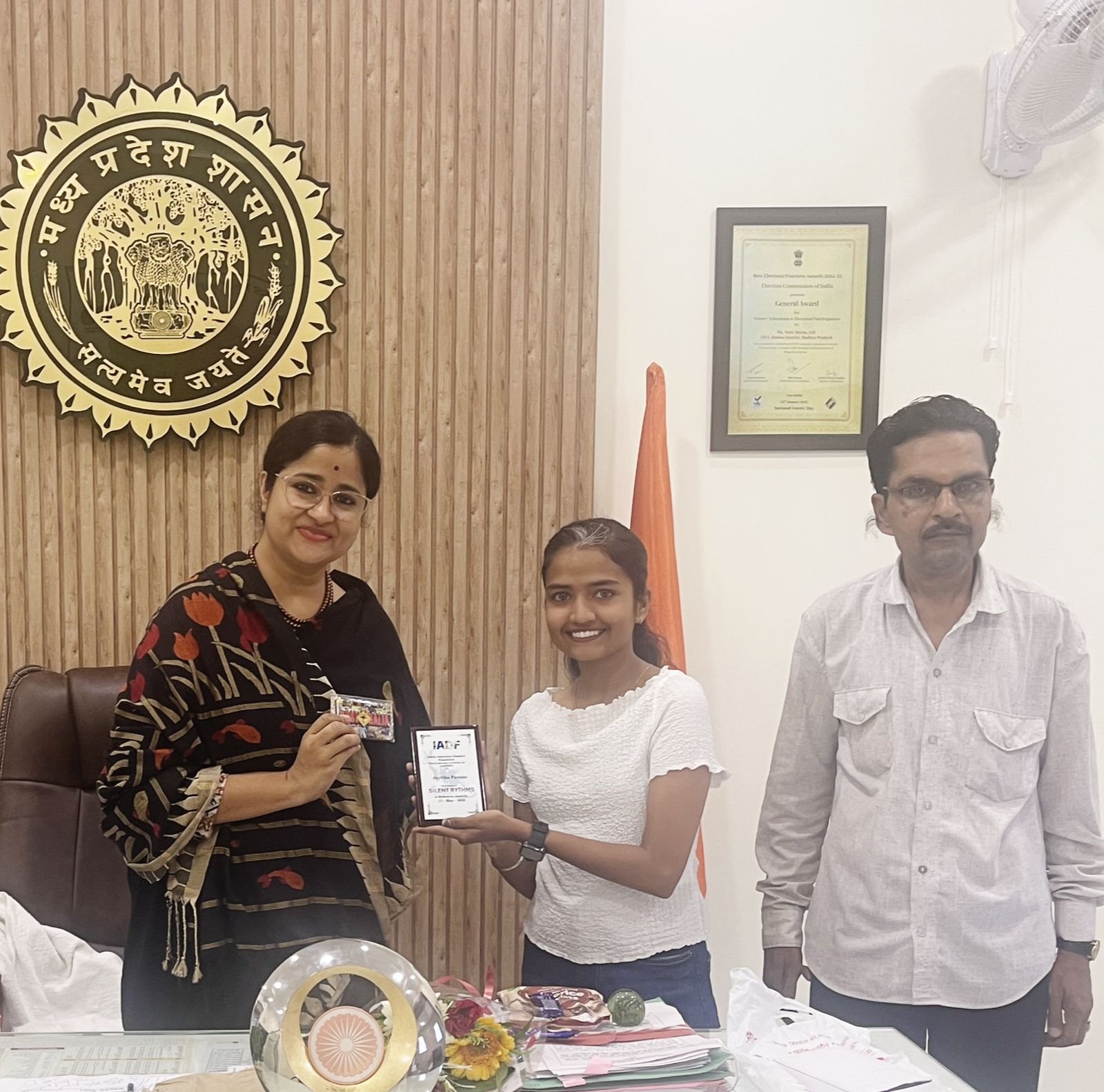 टैलेंटेड कलाकार जयतिका ने कलेक्टर नेहा मीना को उपहार किया भेंट 1 टैलेंटेड कलाकार जयतिका ने कलेक्टर नेहा मीना को उपहार किया भेंट | New India Times