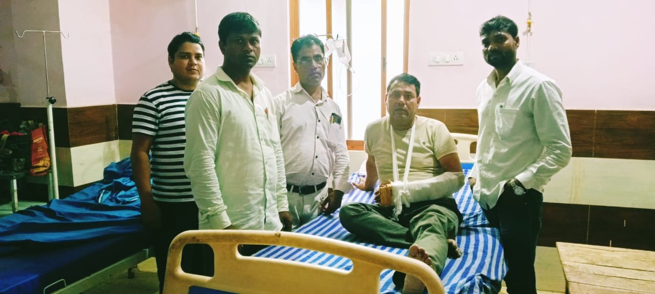 ड्यूटी कर लौटते समय सड़क दुघर्टना में सफाई कर्मचारी बुरी तरह हुए घायल | New India Times