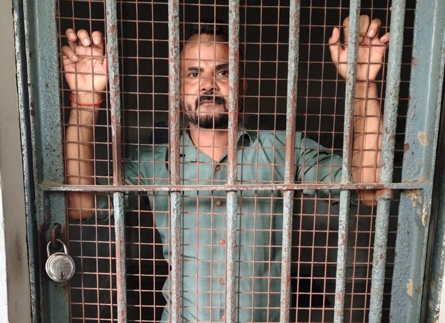 रील के चक्कर में युवक ने की शर्मनाक हरकत, गुप्तांग पर नल की टोटी बांधकर महिलाओं के सामने रील बनाने वाले युवक के ख़िलाफ़ हो रही है कार्रवाई की मांग | New India Times