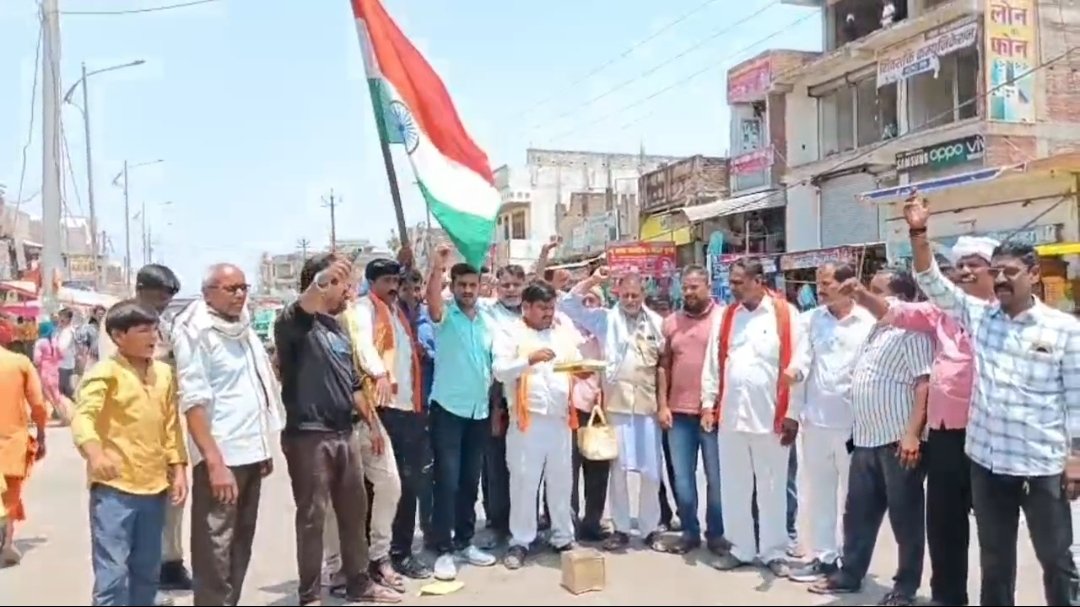 भारत की एयर स्ट्राइक पर इटवा में जश्न का माहौल, युवा कार्यकर्ताओं ने मिठाई बांटी, चौराहे पर पटाखे फोड़े | New India Times