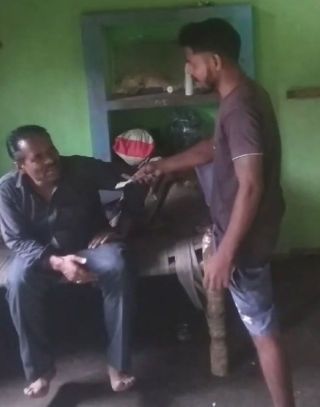 रिश्वत लेते पटवारी अर्जुन प्रजापति का विडियो हुआ वायरल | New India Times