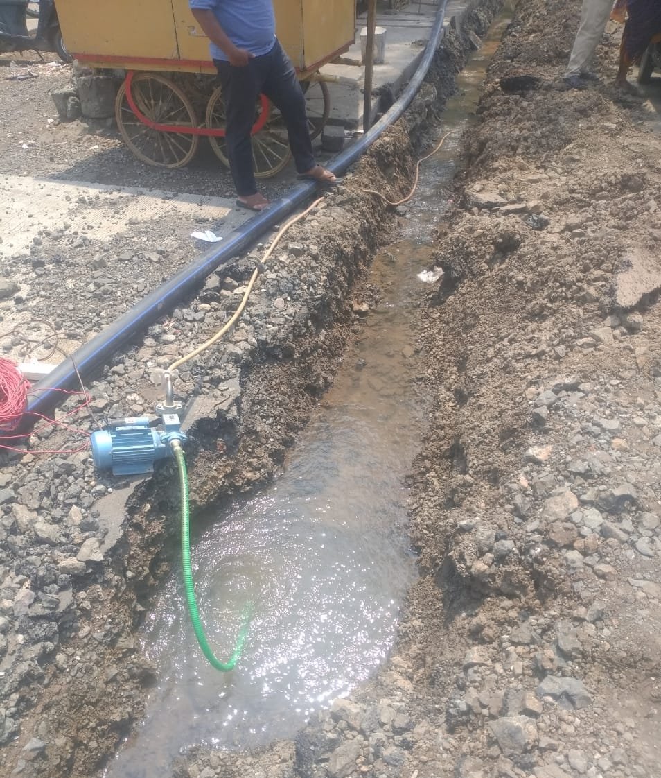 फटने से कैसे बचेगी डेढ़ फीट नीचे बिछी पाइप, लोकल बॉडीस में ये चल क्या रहा है? | New India Times