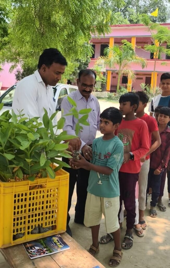 लखनऊ के जलदूत नन्दकिशोर वर्मा लखनऊ सहित आस-पास के जनपदों में लगा रहे हैं वृक्ष भण्डारा एवं हरित चौपालें | New India Times