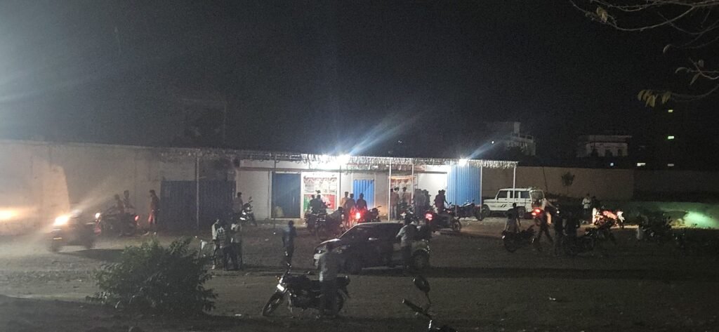 देवरी में नियमों की उड़ रही हैं धज्जियां, शराब दुकानों में छिपकर चल रहे ‘अहाते’, कार्रवाई की तैयारी में प्रशासन | New India Times