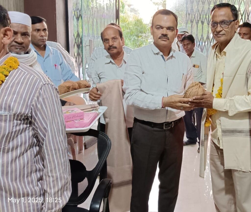 नगर निगम बुरहानपुर की सेवा से रिटायरमेंट पर रिटायर्ड कर्मचारियों का आयुक्त ने शाल श्रीफल भेंट कर किया सम्मान 2 नगर निगम बुरहानपुर की सेवा से रिटायरमेंट पर रिटायर्ड कर्मचारियों का आयुक्त ने शाल श्रीफल भेंट कर किया सम्मान | New India Times