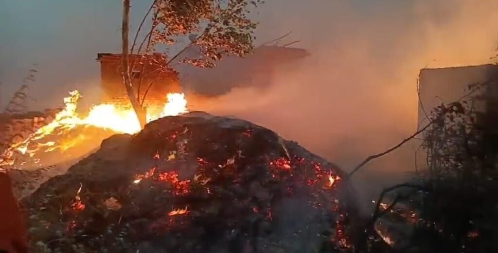 पन्ना के रामनगर में आंधी के दौरान भीषण अग्निकांड, कई घर जलकर खाक 2 पन्ना के रामनगर में आंधी के दौरान भीषण अग्निकांड, कई घर जलकर खाक | New India Times