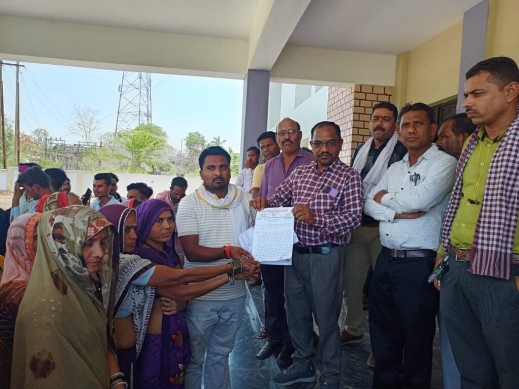 पटेल वार्ड एवं झुंकू वार्ड में पेयजल की समस्या, निराकरण कराने कलेक्टर के नाम नायाब तहसीलदार को पटेल पार्षद द्वारा सैकड़ों लोगों के साथ सौंपा गया ज्ञापन | New India Times