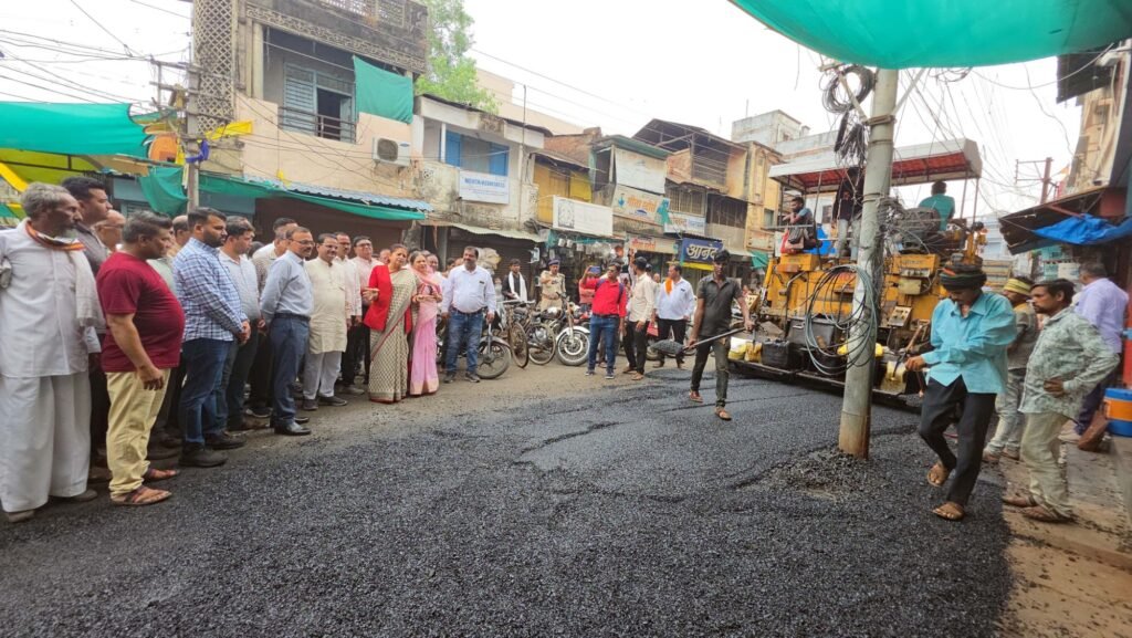 विधायक अर्चना चिटनिस और महापौर माधुरी पटेल ने शहर की निर्माणाधीन सड़कों का किया निरीक्षण, शहर के मुख्य मार्गों सहित आंतरिक मार्ग भी शीघ्र बनाएंगे | New India Times