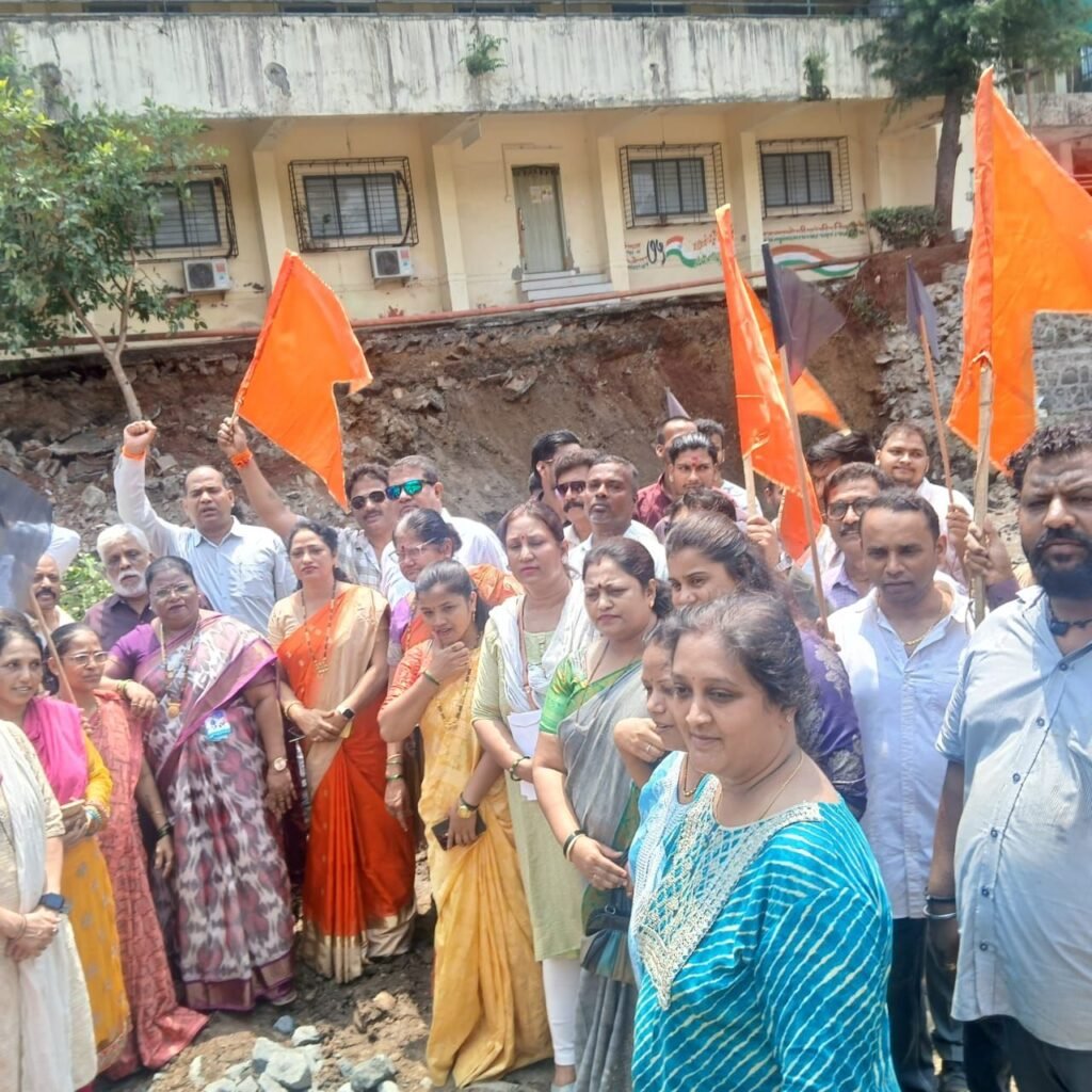 भाईंदर में शिवसेना (उबाठा) ने मनपा कार्यालय पर मोर्चा निकाल कर व काले झन्डे दिखाकर मनपा व ठेकेदार के खिलाफ लगाये नारे | New India Times