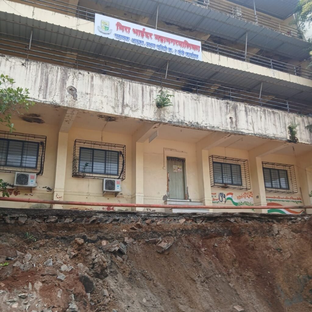 भाईंदर में शिवसेना (उबाठा) ने मनपा कार्यालय पर मोर्चा निकाल कर व काले झन्डे दिखाकर मनपा व ठेकेदार के खिलाफ लगाये नारे | New India Times