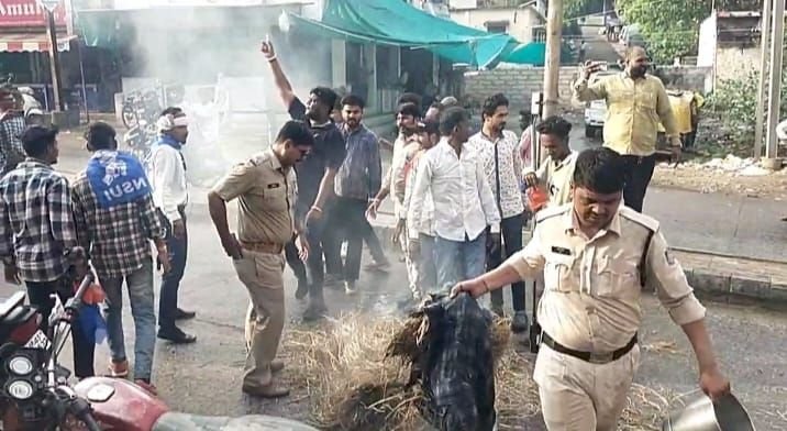 कांग्रेस ने कैबिनेट मंत्री विजय शाह का नारेबाजी करते हुए फूंका पुतला | New India Times