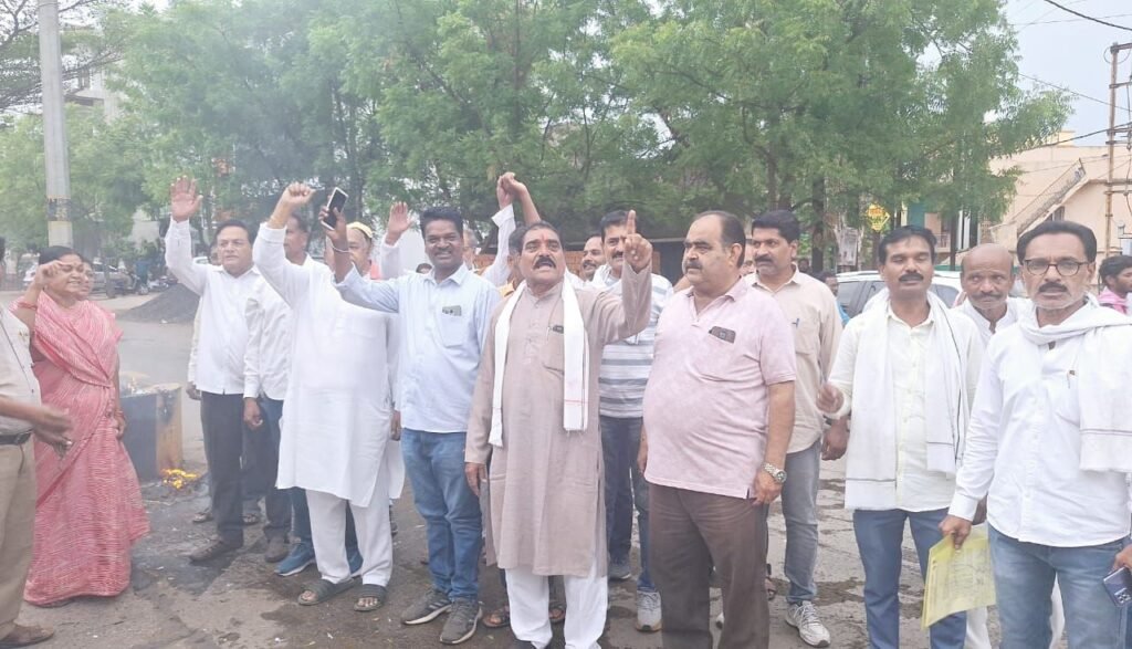 पांढुरना नगर कांग्रेस कमेटी ने उप मुख्यमंत्री एवं मंत्री का किया पुतला दहन | New India Times