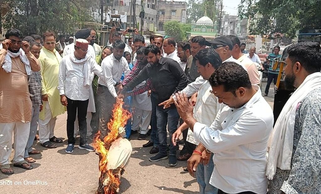 बुरहानपुर में युवा कांग्रेस एवं ज़िला कांग्रेस कमेटी ने मध्य प्रदेश के उपमुख्यमंत्री का किया पुतला दहन 2 बुरहानपुर में युवा कांग्रेस एवं ज़िला कांग्रेस कमेटी ने मध्य प्रदेश के उपमुख्यमंत्री का किया पुतला दहन | New India Times