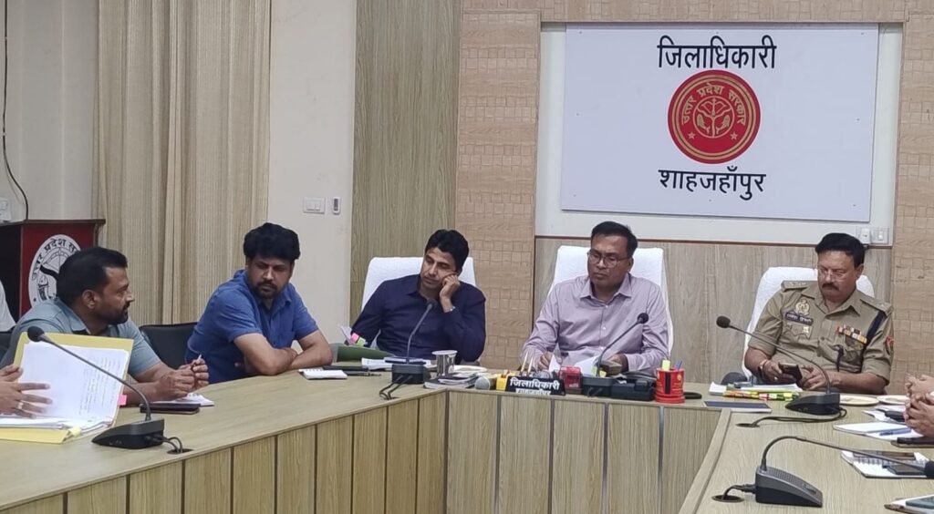 डीएम के आदेश पर तीन इंश्योरेंस कंपनियों की संपत्तियां कुर्क, करोड़ों की हुई वसूली | New India Times