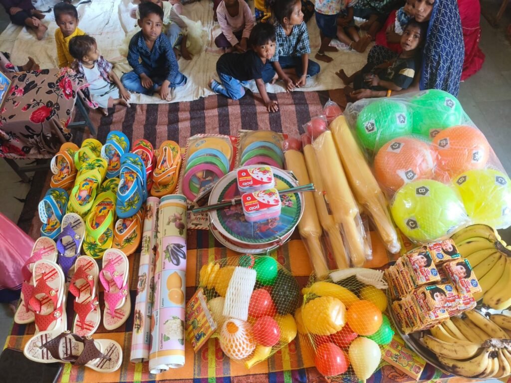 आंगनवाड़ी केन्द्र पर सरपंच जीवन निनाम द्वारा बच्चों को फल व खिलौने किया गया वितरण 2 आंगनवाड़ी केन्द्र पर सरपंच जीवन निनाम द्वारा बच्चों को फल व खिलौने किया गया वितरण | New India Times