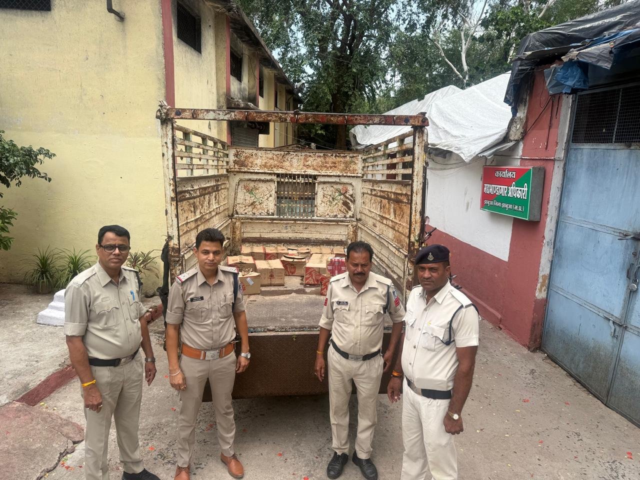 झाबुआ आबकारी विभाग द्वारा एक महिन्द्रा पिकअप वाहन से अवैध शराब की गई जप्त | New India Times