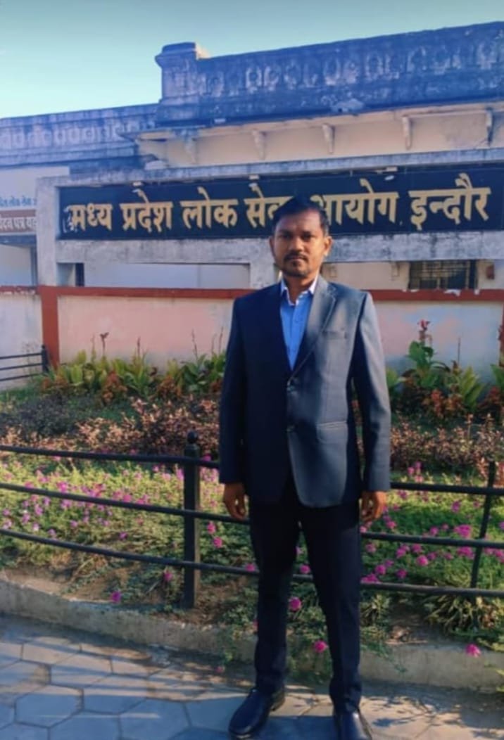 ग्रामीण क्षेत्र के शिक्षक का बेटा बना अंग्रेजी का प्रोफेसर 1 ग्रामीण क्षेत्र के शिक्षक का बेटा बना अंग्रेजी का प्रोफेसर | New India Times