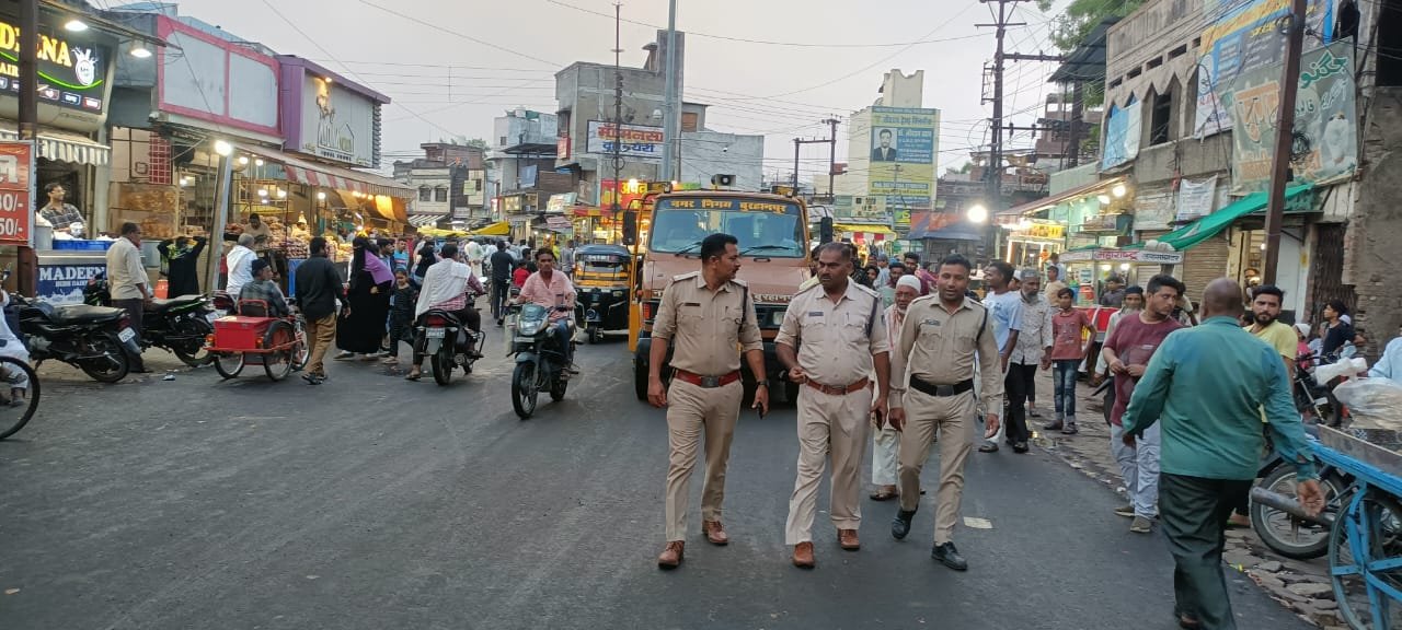 यातायात पुलिस व नगर पालिका निगम बुरहानपुर द्वारा शहर की यातायात व्यवस्था दुरुस्त करने हेतु हटवाया गया सड़क किनारे का अतिक्रमण | New India Times