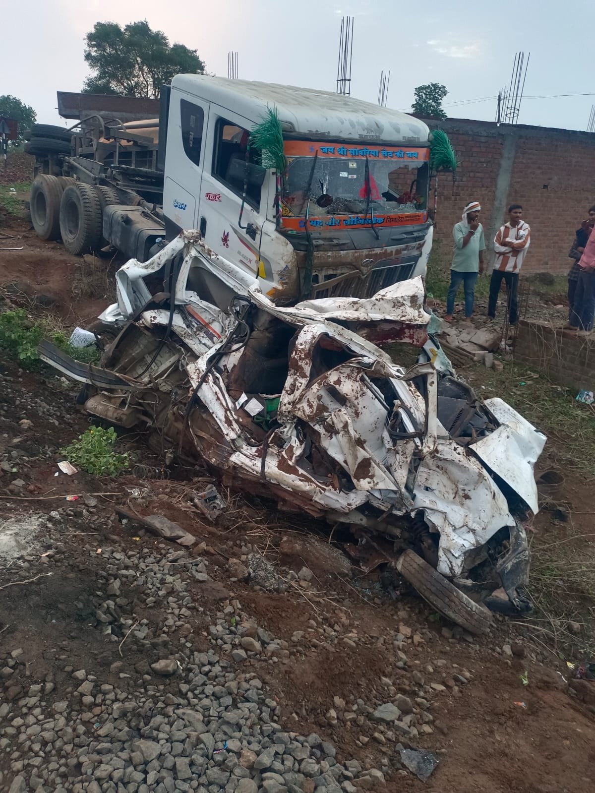 सजेली रेलवे क्रॉसिंग के पास दर्दनाक सड़क हादसा, 9 लोगों की घटना स्थल पर ही मौत | New India Times