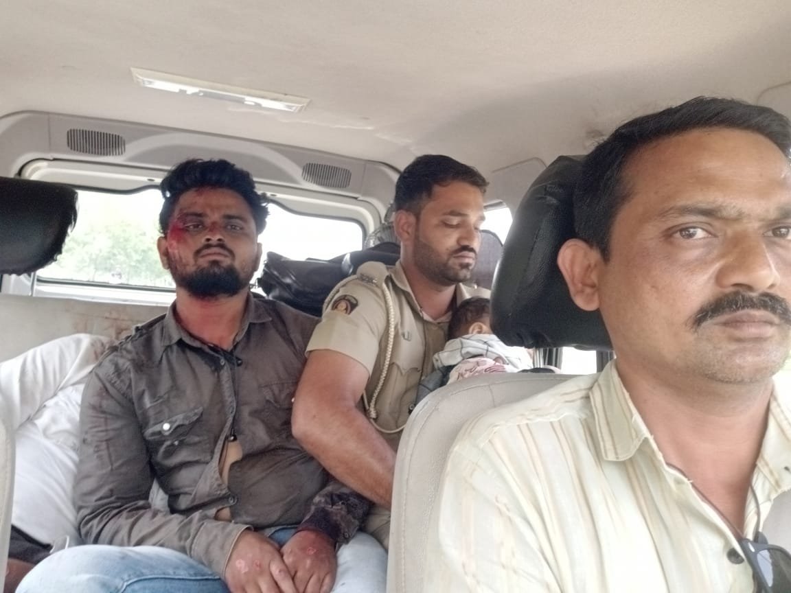 अमरावती प्रादेशिक परिवहन कार्यालय के अधिकारी कर्मचारी ने पेश की इंसानियत की मिसाल, अपनी गाड़ी से घायलों को पहुंचाया अस्पताल | New India Times