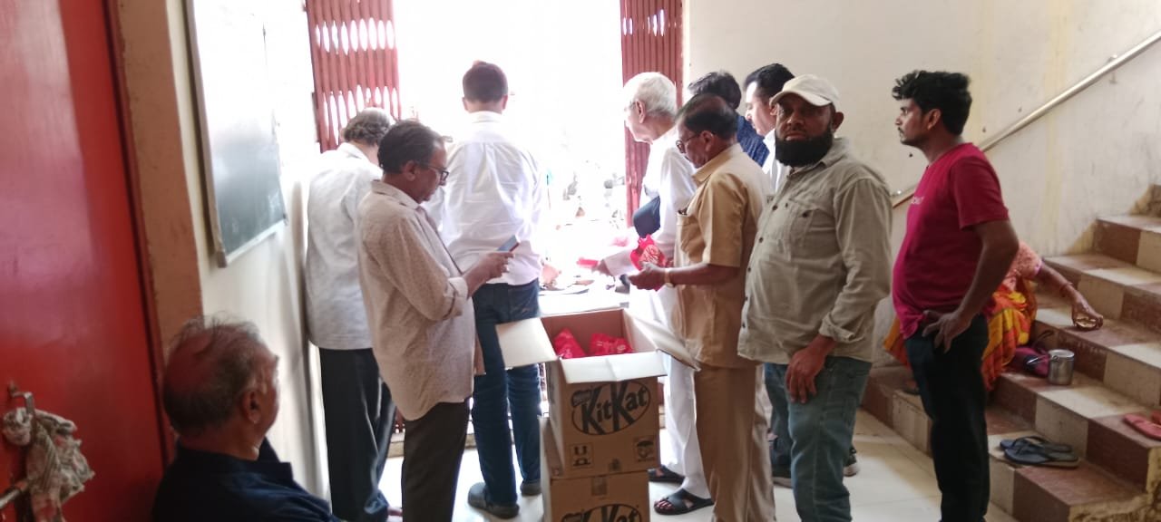 मेघनगर रोटरी क्लब अपना ने मनाया धूमधाम से रोटरी का स्थापना दिवस, निराश्रित लोगों को वितरण किया भोजन | New India Times