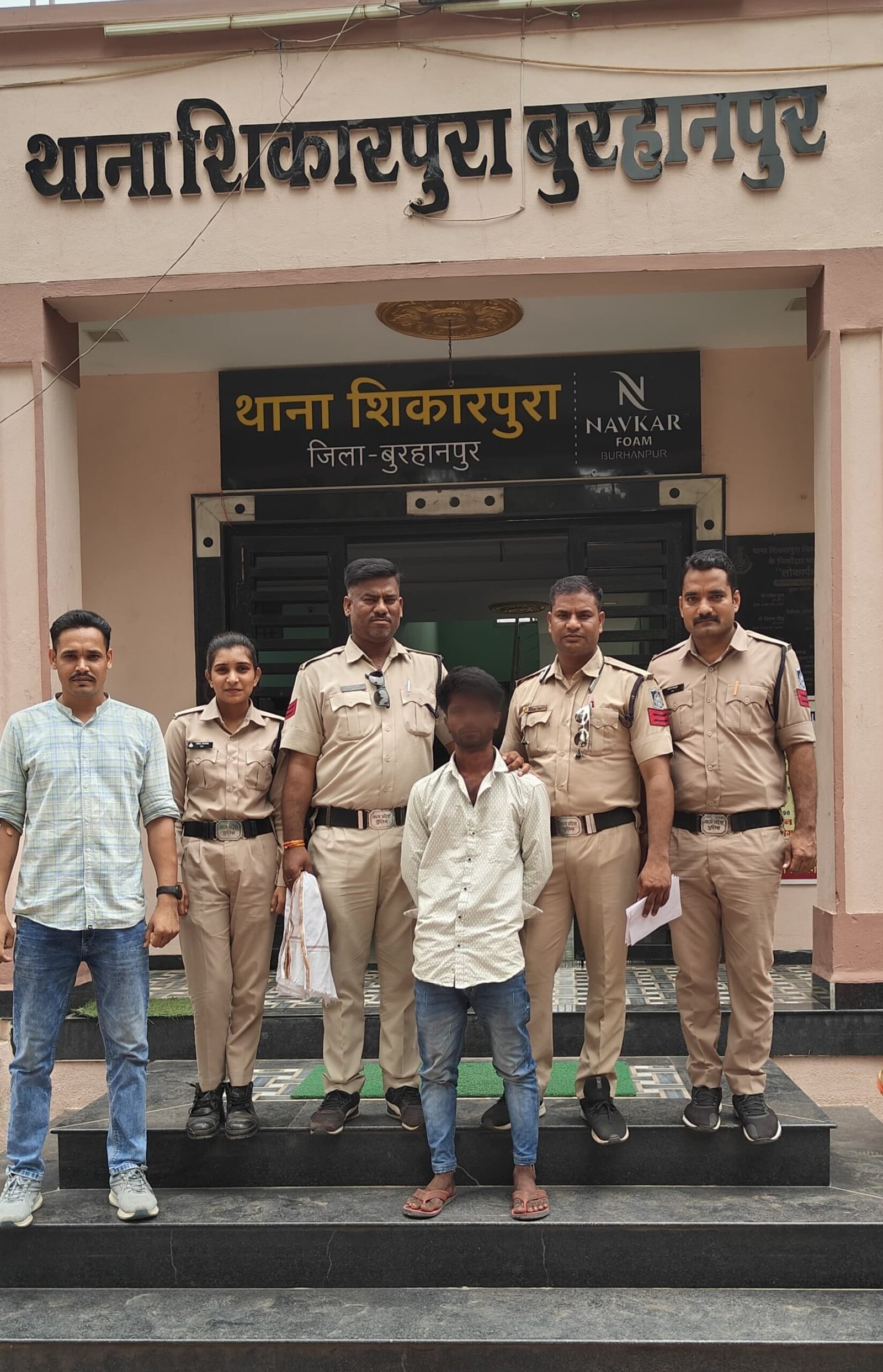 पांच पुराने प्रकरण में फरार चल रहे स्थाई वारंटी को थाना शिकारपुर पुलिस ने किया गिरफ्तार 1 पांच पुराने प्रकरण में फरार चल रहे स्थाई वारंटी को थाना शिकारपुर पुलिस ने किया गिरफ्तार | New India Times