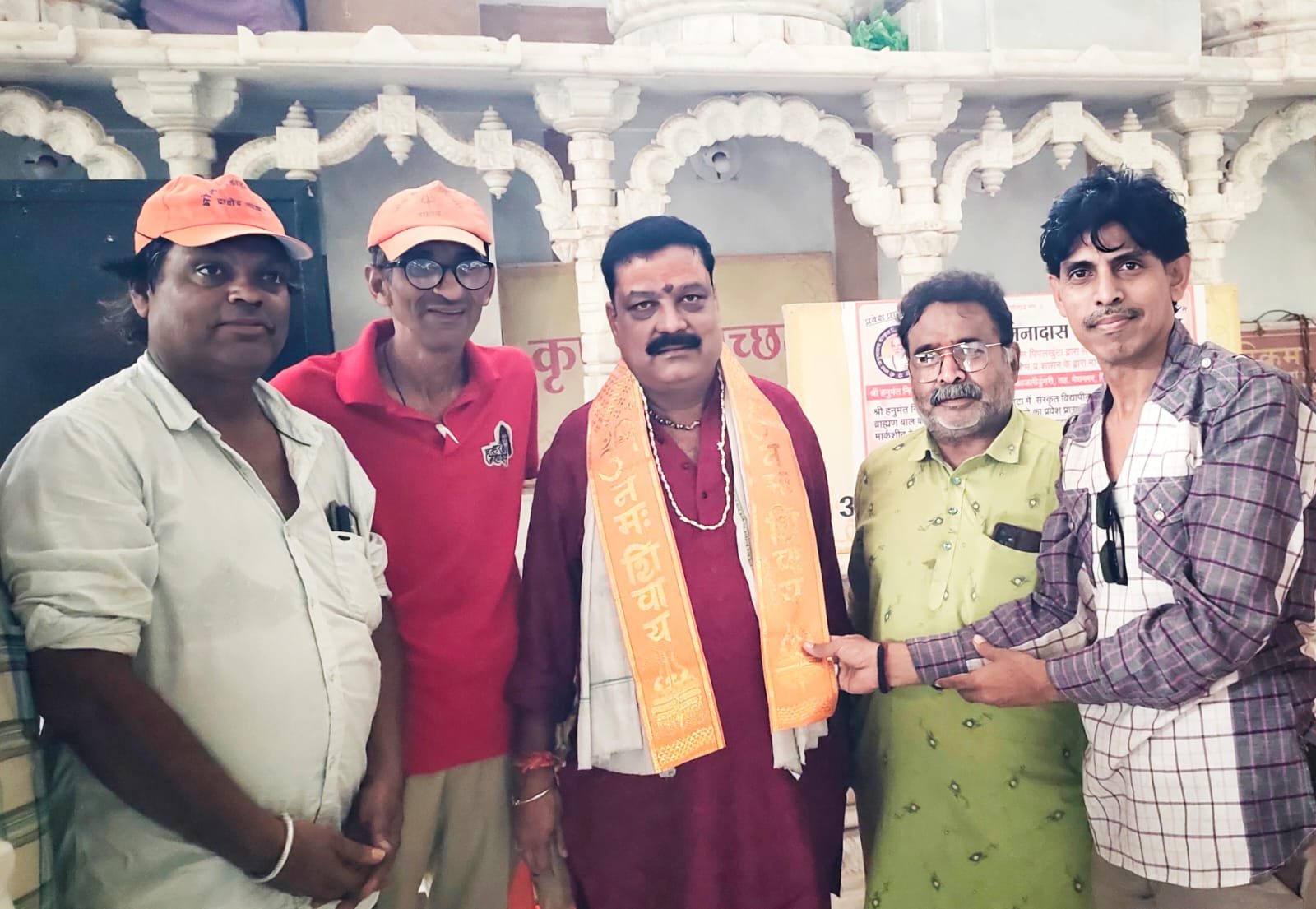 प्रसिद्ध धार्मिक धाम पीपलखुटा के महंत दयारामदास महाराज से भेंट कर भोला भण्डारा परिवार ने दिया आमंत्रण 1 प्रसिद्ध धार्मिक धाम पीपलखुटा के महंत दयारामदास महाराज से भेंट कर भोला भण्डारा परिवार ने दिया आमंत्रण | New India Times