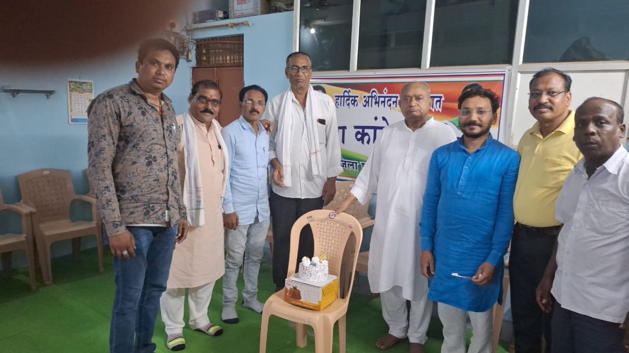 कांग्रेसियों ने केक काट कर मनाया श्री राहुल गांधी का जन्मदिन | New India Times