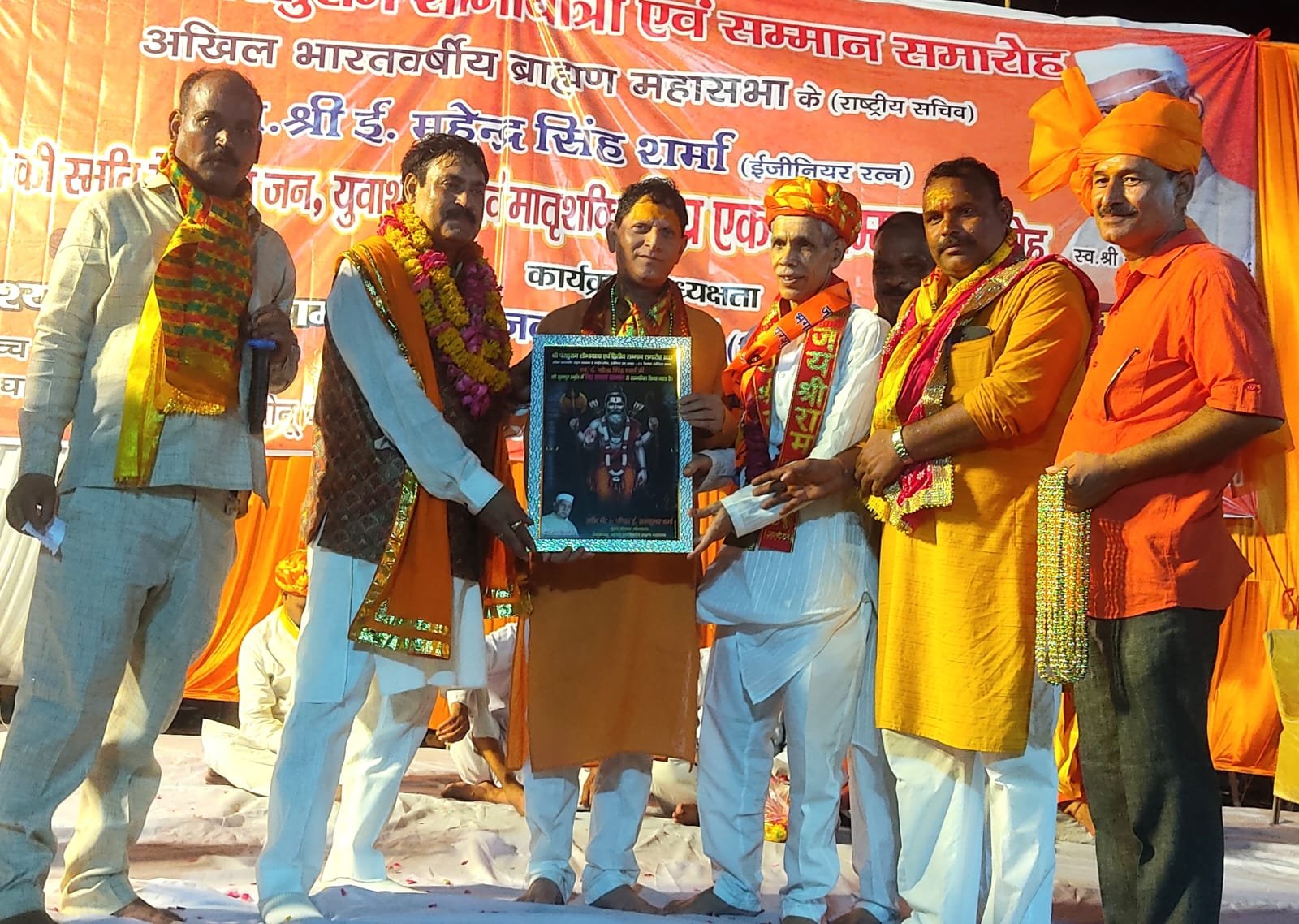 विप्र एकता सम्मान समारोह में विनोद दीक्षित सहित समिति के पदाधिकारी सम्मानित, विंटेज कार बनी आकर्षण का केंद्र | New India Times