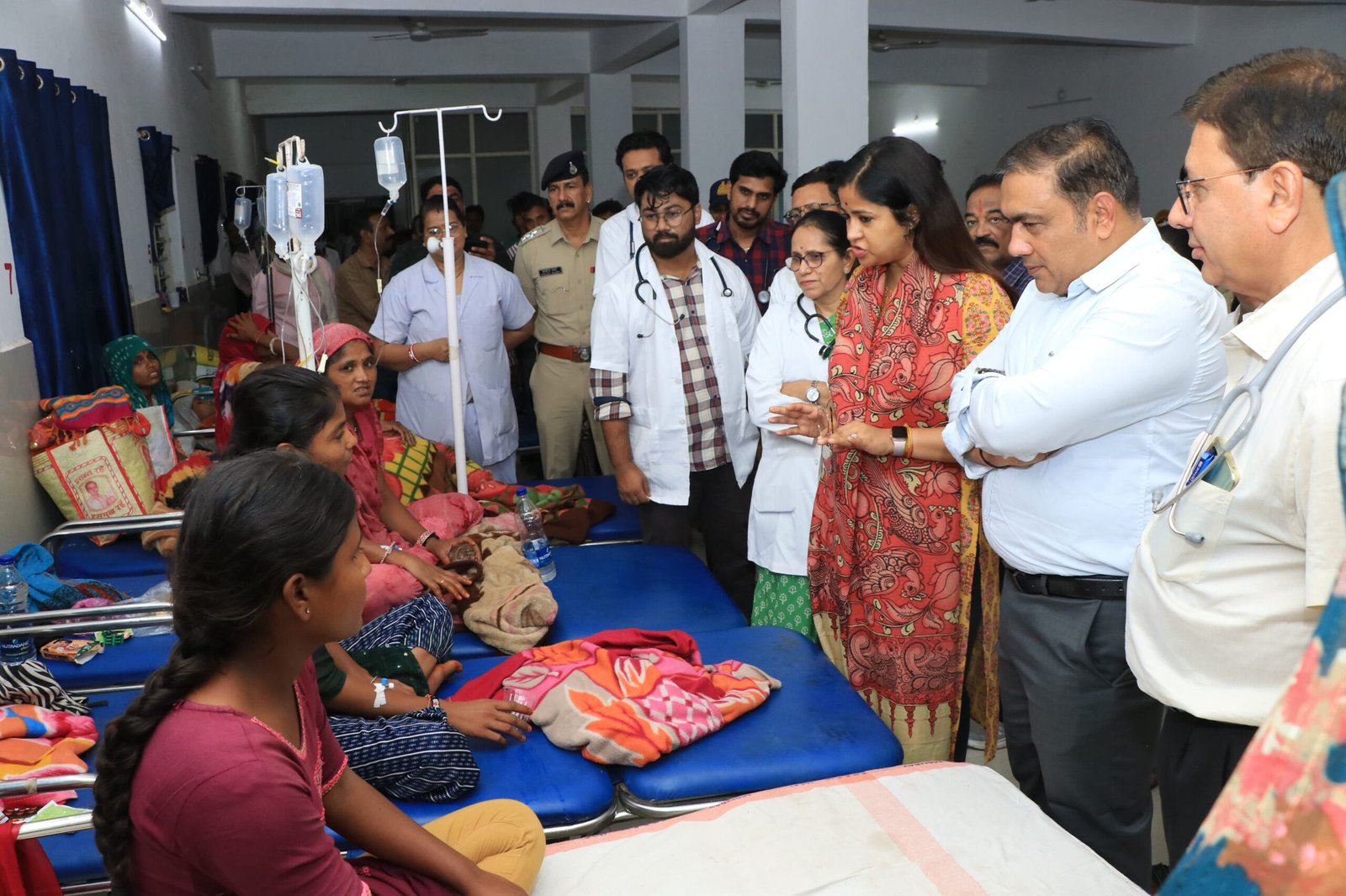 उल्टी-दस्त के बढ़ते मामलों पर प्रशासन सतर्क: कलेक्टर और एसपी ने हॉस्पिटल पहुंचकर मरीजों से की मुलाकात | New India Times