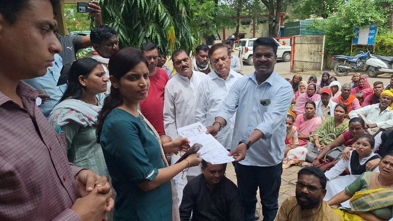 सविधान सत्याग्रह को लेकर कांग्रेस ने सौंपा ज्ञापन, डॉ. बाबासाहेब की प्रतिमा विवाद व आदिवासी मुद्दों पर जताया विरोध | New India Times