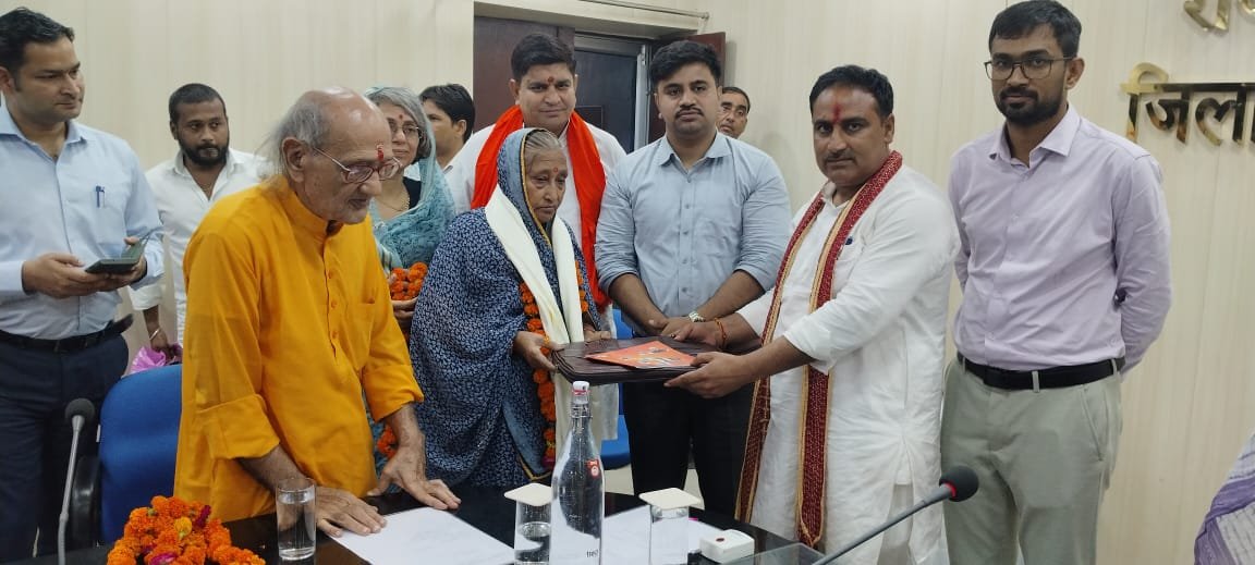 लोकतंत्र सेनानियों को जिला कलेक्टर श्रीनिधि बीटी ने शॉल माला और किट प्रदान कर किया सम्मानित 1 लोकतंत्र सेनानियों को जिला कलेक्टर श्रीनिधि बीटी ने शॉल माला और किट प्रदान कर किया सम्मानित | New India Times