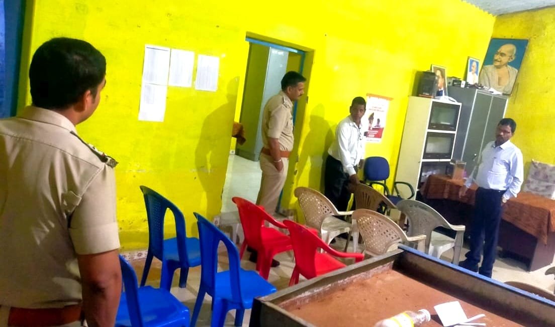 सरपंच के खिलाफ अविश्वास प्रस्ताव, विरोधियों के खिलाफ गिरा पुलिस और तहसीलदार की उपस्थिति में जीत 1 सरपंच के खिलाफ अविश्वास प्रस्ताव, विरोधियों के खिलाफ गिरा पुलिस और तहसीलदार की उपस्थिति में जीत | New India Times