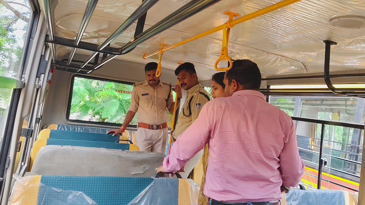 बुरहानपुर में स्कूल बसों पर बड़ी कार्रवाई: 34 बसों की जांच, 10,500 का जुर्माना, 2 बसें जप्त 1 बुरहानपुर में स्कूल बसों पर बड़ी कार्रवाई: 34 बसों की जांच, 10,500 का जुर्माना, 2 बसें जप्त | New India Times