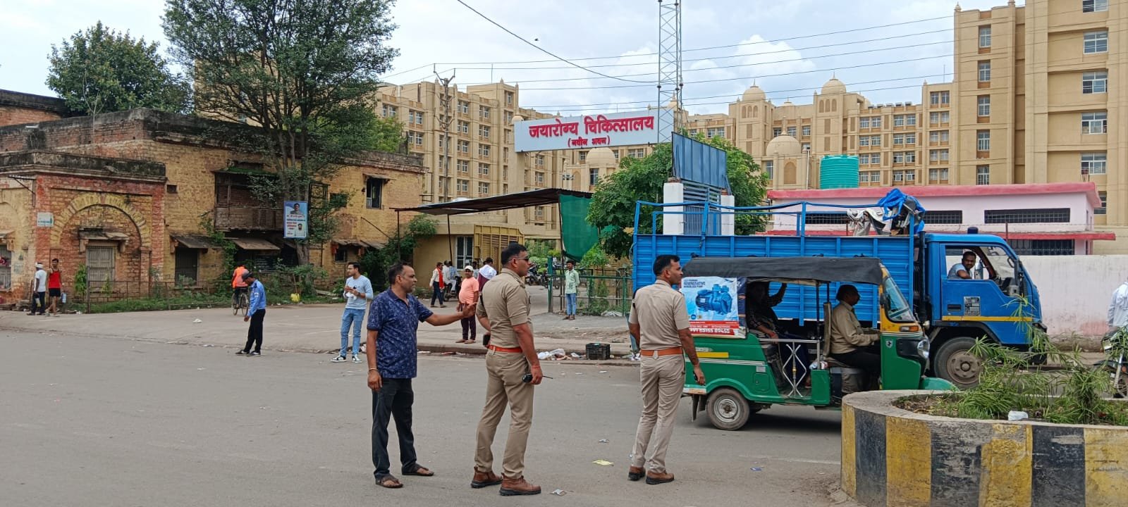 हजार बिस्तर अस्पताल के बाहर हटाए गए ठेले, यातायात पुलिस और नगर निगम की संयुक्त कार्रवाई 1 हजार बिस्तर अस्पताल के बाहर हटाए गए ठेले, यातायात पुलिस और नगर निगम की संयुक्त कार्रवाई | New India Times