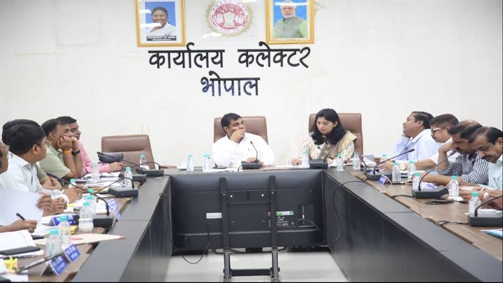 टीएल बैठक में भोपाल कलेक्टर ने भिक्षावृत्ति, जल संरक्षण एवं अवैध वाहनों पर लगाम लगाने के लिए दिया आवश्यक दिशा निर्देश | New India Times