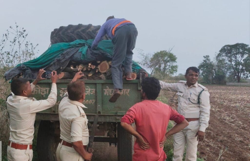 खैर की गीली लकड़ी ले जाते ट्रैक्टर ट्राली को वन विभाग की टीम ने धर दबोचा 2 खैर की गीली लकड़ी ले जाते ट्रैक्टर ट्राली को वन विभाग की टीम ने धर दबोचा | New India Times