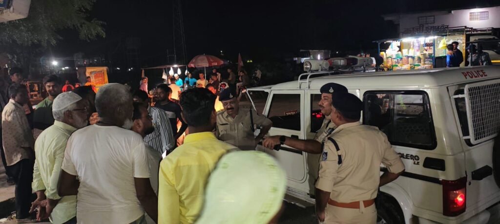 सार्वजनिक स्थलों, चौराहों पर सक्रियता के साथ बुरहानपुर पुलिस की सतत फुट पेट्रोलिंग | New India Times