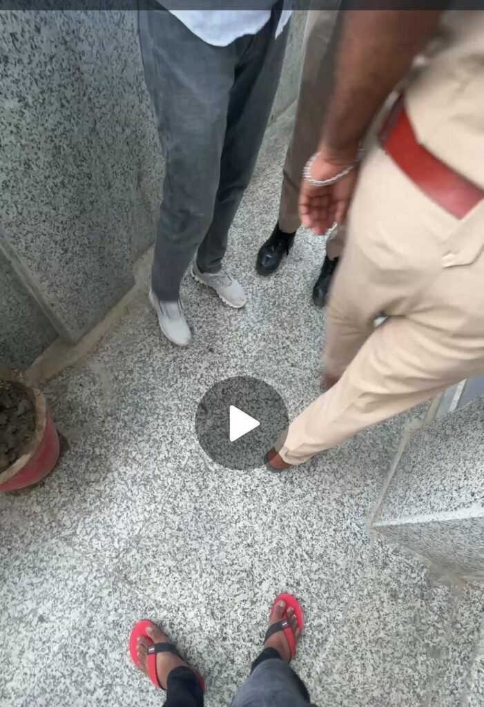 अवैध वसूली करते हुए कैमरे में कैद हुआ आरपीएफ का जवान तो दबंगई दिखाते हुए पत्रकार से की बदसलूकी | New India Times