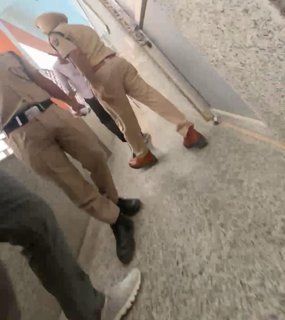 अवैध वसूली करते हुए कैमरे में कैद हुआ आरपीएफ का जवान तो दबंगई दिखाते हुए पत्रकार से की बदसलूकी | New India Times