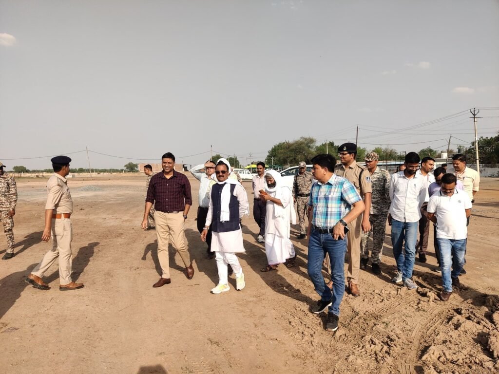 मुख्‍यमंत्री के दंदरौआ धाम में प्रस्‍तावित भ्रमण कार्यक्रम की तैयारियों के संबंध में मंत्री श्री शुक्ला ने अधिकारियों की ली बैठक | New India Times