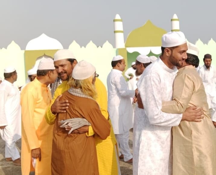 ईद-उल-अजहा का त्योहार मनाया गया हर्षोल्लास के साथ, एक दूसरे से गले मिलकर ईद की दी गई मुबारकबाद, बेटी पढ़ाओ बेटी बचाओ पर भी मौलाना ने समझाया | New India Times