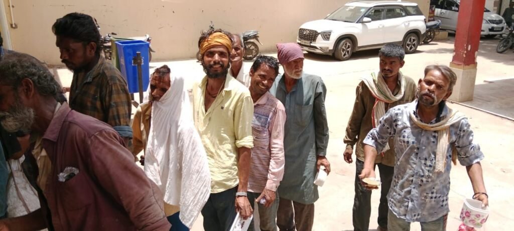 मेघनगर रोटरी क्लब अपना ने मनाया धूमधाम से रोटरी का स्थापना दिवस, निराश्रित लोगों को वितरण किया भोजन | New India Times