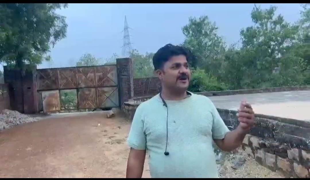 ग्राम सभा की रोड व सरकारी नाले पर अतिक्रमण कर किया जा रहा है रास्ता अवरुद्ध | New India Times