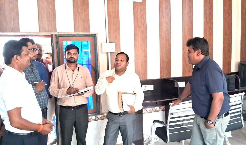 जिलाधिकारी ने ग्राम पंचायत गौरडीह में सामुदायिक शौचालय एवं पंचायत भवन का किया निरीक्षण, मिली कमियों को दूर करने का दिया निर्देश | New India Times