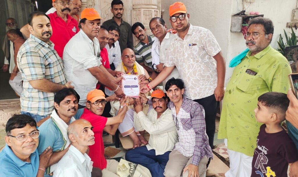 प्रसिद्ध धार्मिक धाम पीपलखुटा के महंत दयारामदास महाराज से भेंट कर भोला भण्डारा परिवार ने दिया आमंत्रण 2 प्रसिद्ध धार्मिक धाम पीपलखुटा के महंत दयारामदास महाराज से भेंट कर भोला भण्डारा परिवार ने दिया आमंत्रण | New India Times