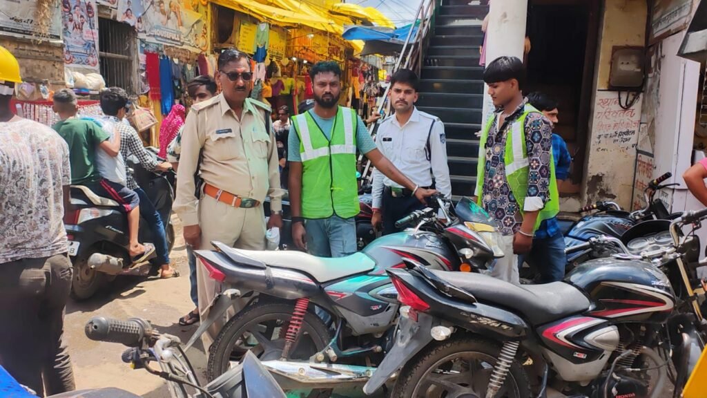 यातायात पुलिस और नगर निगम अधिकारियों ने फिर हटवाया सड़क किनारे का अतिक्रमण 2 यातायात पुलिस और नगर निगम अधिकारियों ने फिर हटवाया सड़क किनारे का अतिक्रमण | New India Times