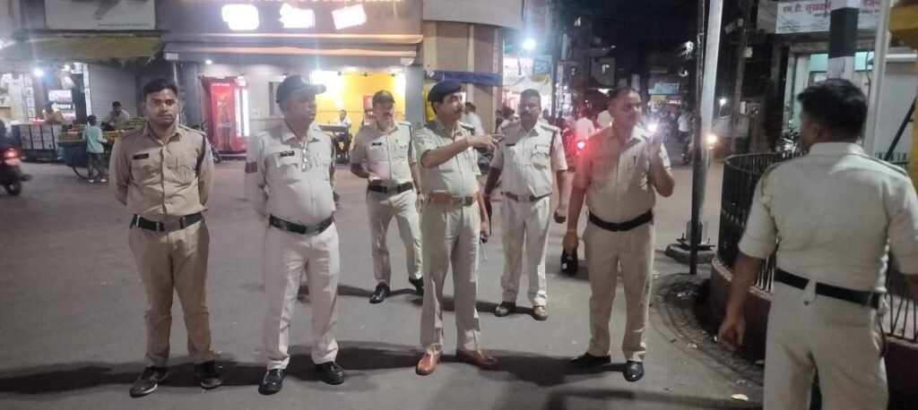 शाम के समय बुरहानपुर पुलिस की सघन फुट पेट्रोलिंग, सोशल मीडिया पर आपत्तिजनक पोस्ट को लेकर लोगों को किया जा रहा जागरूक | New India Times