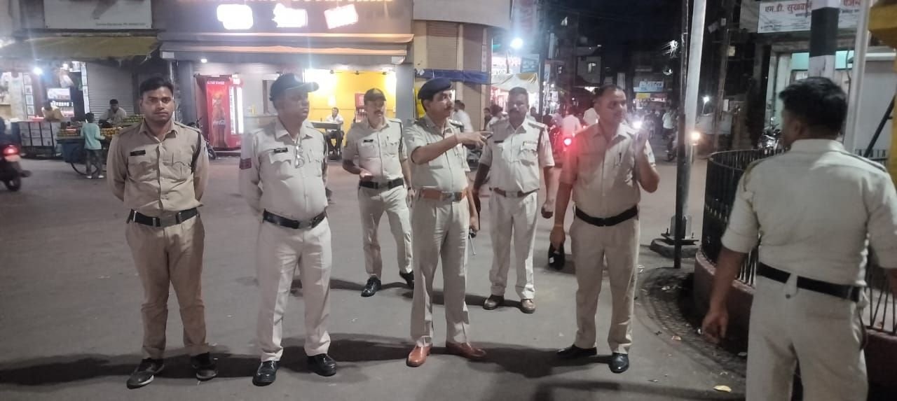 शाम के समय बुरहानपुर पुलिस की सघन फुट पेट्रोलिंग, सोशल मीडिया पर आपत्तिजनक पोस्ट को लेकर लोगों को किया जा रहा जागरूक | New India Times