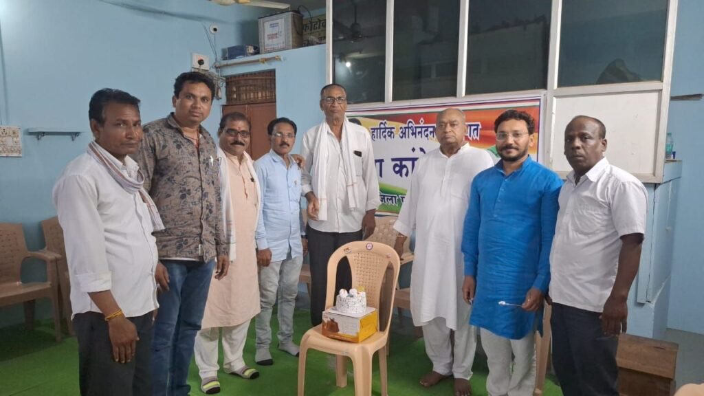 कांग्रेसियों ने केक काट कर मनाया श्री राहुल गांधी का जन्मदिन | New India Times